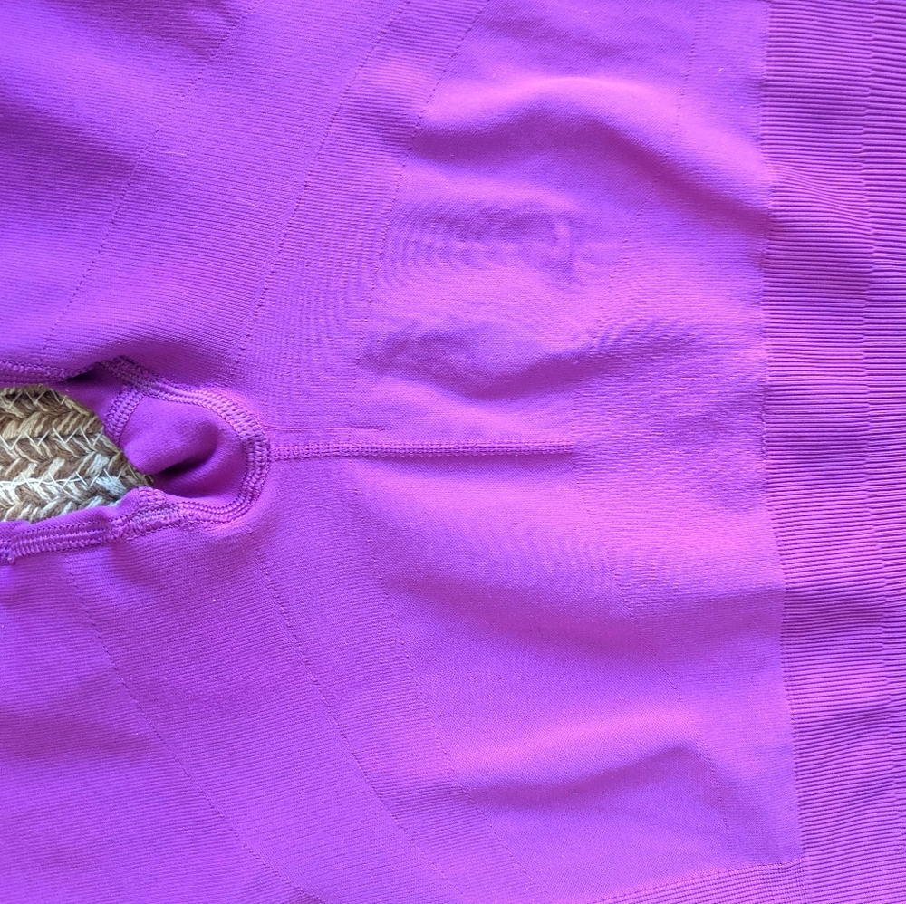Lululemon Zone In Crop- Size 4 or 6 - *flaws* - Picture 14 of 16